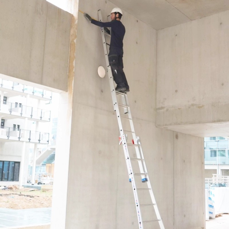 Vue générale de l'échelle T3 déployée pour travaux en hauteur