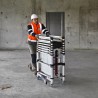 Structure, plancher, et plinthes acheminés ensemble sur le chantier.