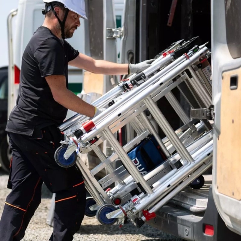 Aide au chargement : deux roulettes dédiées  facilitent le rangement dans le véhicule.
