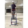 Équipée de 4 roulettes pivotantes