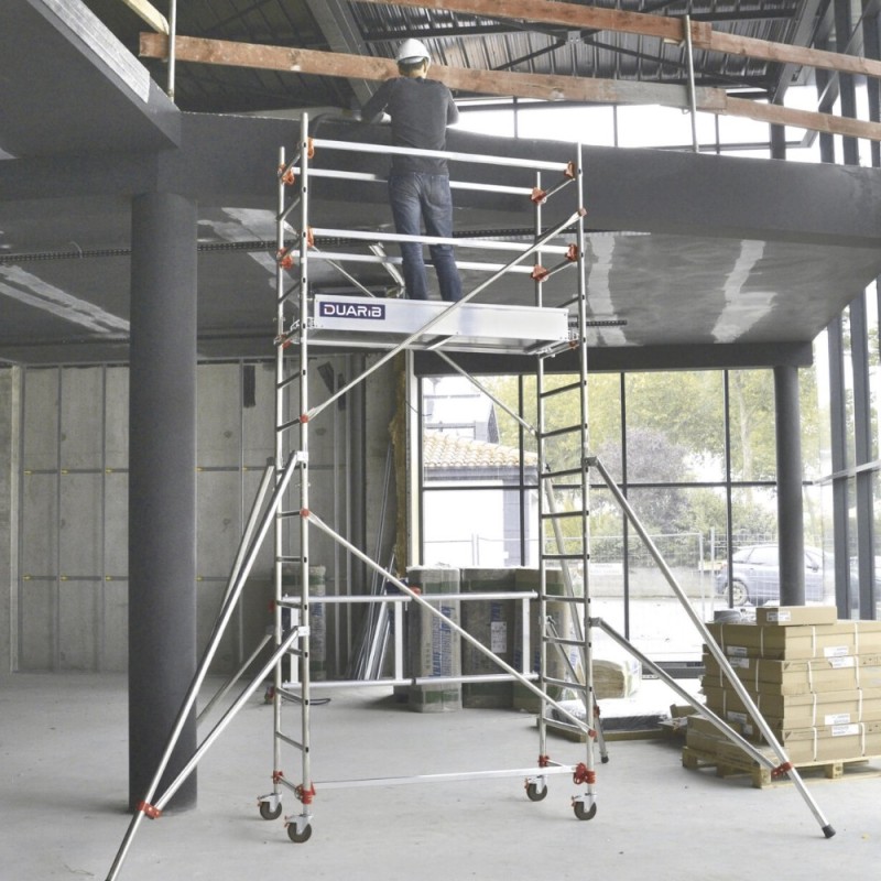 Echafaudage roulant avec base pliante