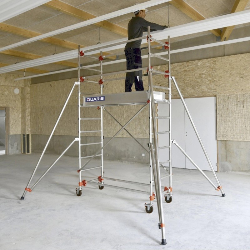 échafaudage roulant avec stabilisateur
