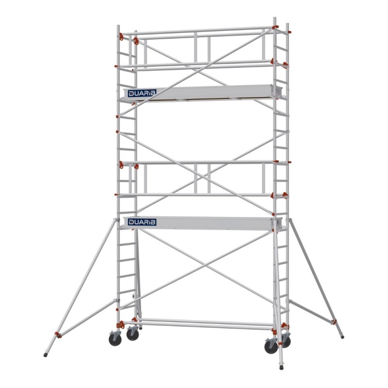 échafaudage avec installation en dénivelée intégrée.
