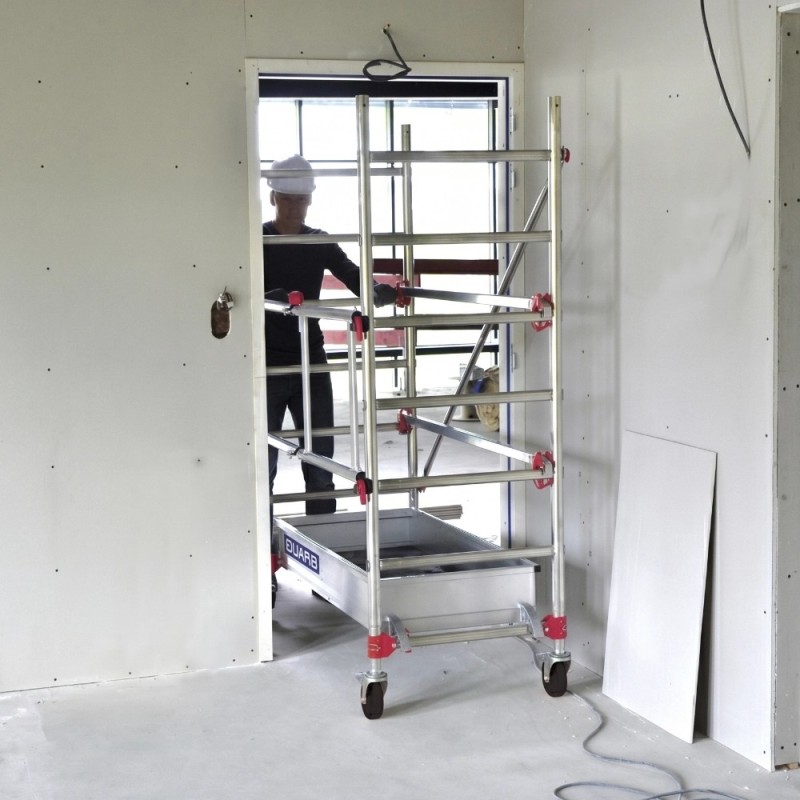 échafaudage roulant compact pour passage de portes et couloirs étroits