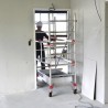 échafaudage roulant compact pour passage de portes et couloirs étroits