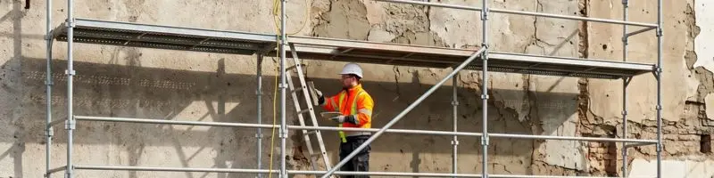 Un échafaudage fixe professionnel